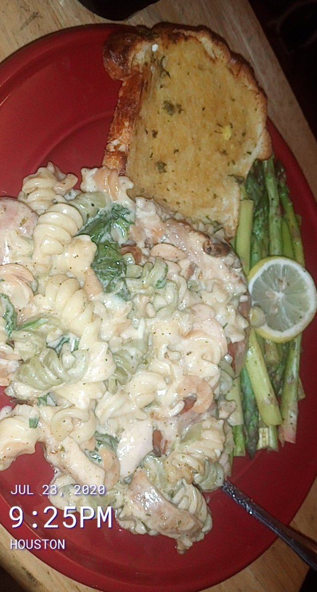 Yng_Kin's tweet photo. Cajun chicken & sausage alfredo with roasted asparagus with garlic Jalapeno cheddar bread ๐ฅ๐ฌ #ChefThello https://t.co/cvk3G5ZetT