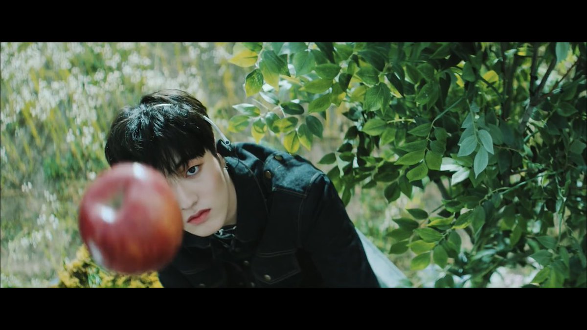 annyonyoon's tweet photo. アイザック・ニュートン「万有引力」

#TREASURE_THEFIRSTSTEP https://t.co/SIZaAacvOe