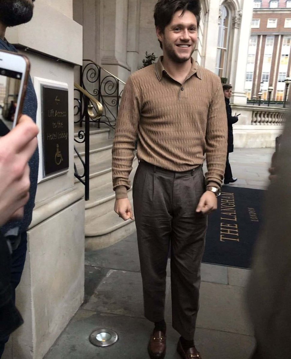 perfectflicker's tweet image. girls i was going absolutely crazy over niall wearing black skinny jeans on tour during the 1d days..... i had no idea what was about to hit