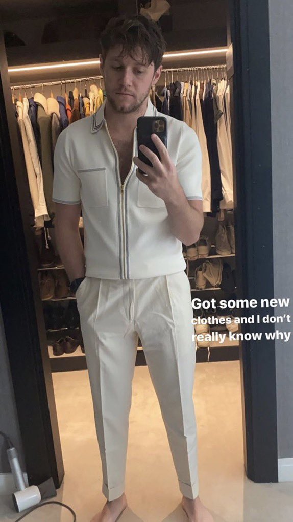 perfectflicker's tweet image. girls i was going absolutely crazy over niall wearing black skinny jeans on tour during the 1d days..... i had no idea what was about to hit