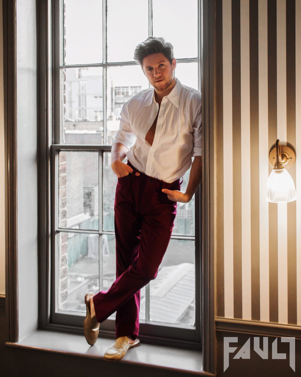 perfectflicker's tweet image. girls i was going absolutely crazy over niall wearing black skinny jeans on tour during the 1d days..... i had no idea what was about to hit