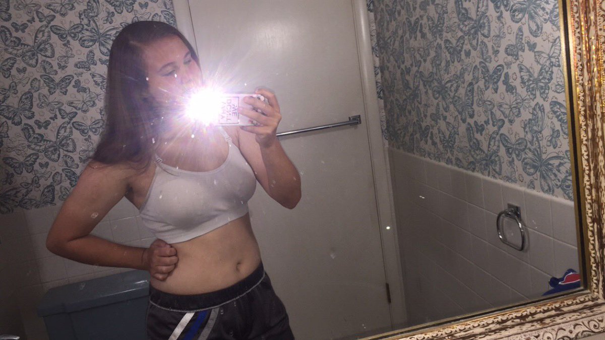 limelightqueen's tweet photo. i used to get down on my myself when people called me fat but once i’ve grown older i’ve realized its my own body and i am proud 💪🏻💙 you guys are all beautiful! 😊 #MyBodyIsBeautiful https://t.co/CeJEKFYIXT