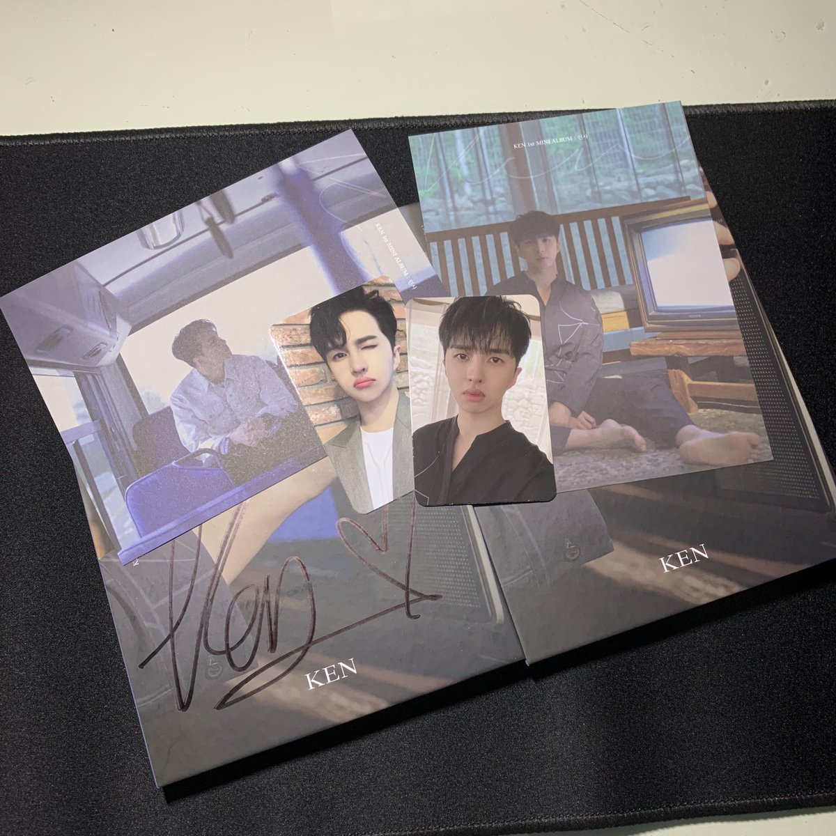the_vigdahn2's tweet photo. 늦게나마 인증샷 올립니다ㅠ 포장도 잘돼서 왔고 싸인 빤딱거리는거 너무 감격.. 포카랑 엽서도 어떻게 이렇게 왔는지 갖고있는 종류랑 하나도 안겹쳐서 덕분에 포카, 엽서 2종 전부 다 모았어요!! 니즈뮤직 감사합니당 복받으세여🥰

#니즈뮤직 #니즈뮤직인증샷 #인사 #KEN @needsmusic_twt https://t.co/zw3X5opXuA