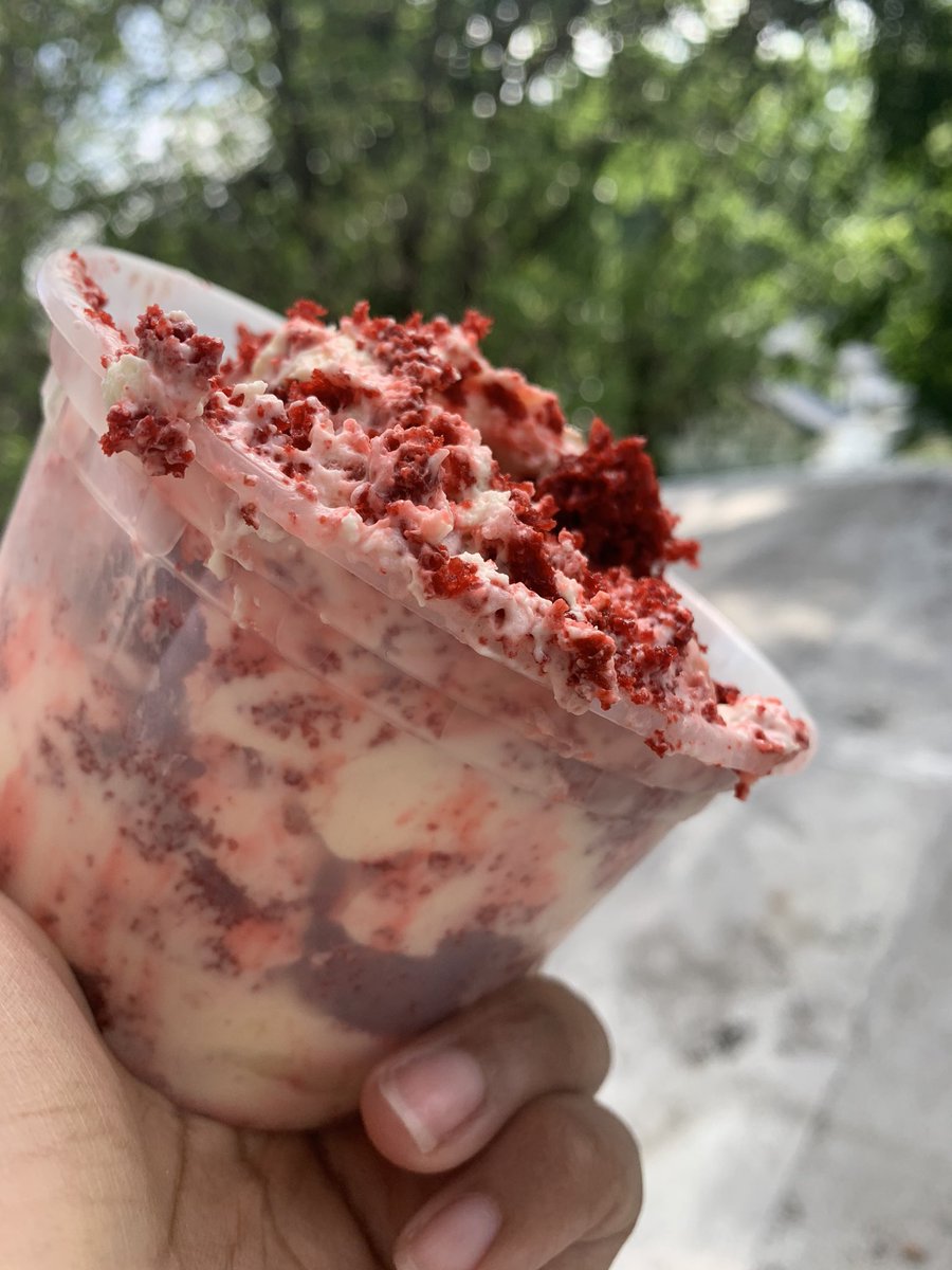marzmaniaaa's tweet photo. Buy my pudding sis, better than yo granny’s. https://t.co/MCNiALj5az