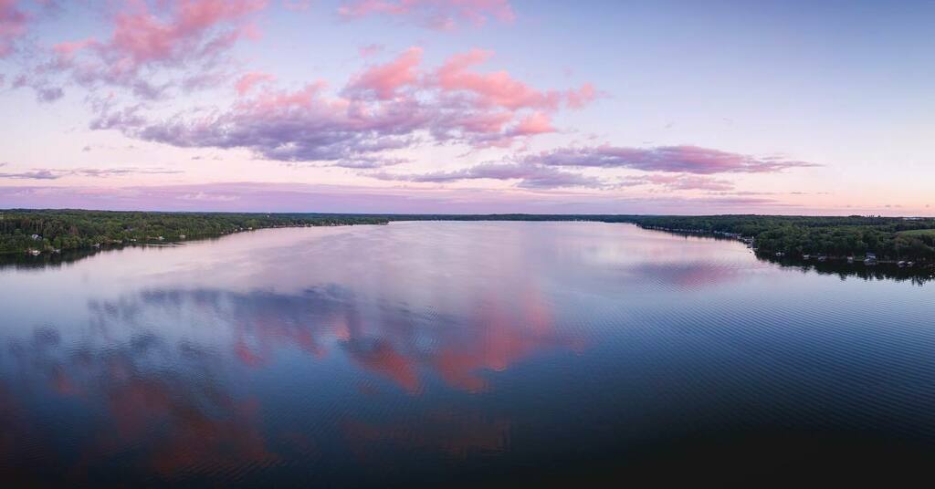 iLoads's tweet photo. -evening over cedar lake-
#cedarlake #wisconsin #discoverwisconsin #sunset #escapetothelake #lakelife #somerset #starprairie #summer #lake #reflection #capturewisconsin #midwestisbest #explorewisconsin #colors #north #midwest #wisconsinsummers #onlyinwi… https://t.co/W32mcKGsWV https://t.co/tLGTA249KB