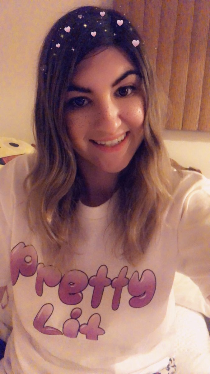 MelissaMAG21's tweet photo. ALLI!!! my shirt finally came and I love it so much!! 💖 #prettylit @allicatttx https://t.co/eaFkrqfTkx