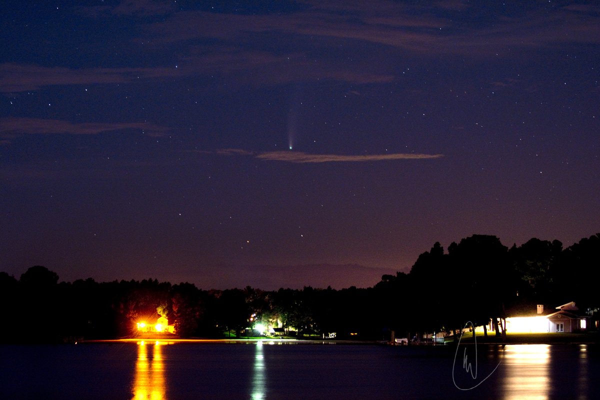 mightypenguin's tweet photo. #cometNEOWISE streaks above Lake Serene in Hattiesburg, MS July 22, 2020. #Neowise #NeowiseComet @PatrickWDAM @NickLilja https://t.co/117nfFL2vC