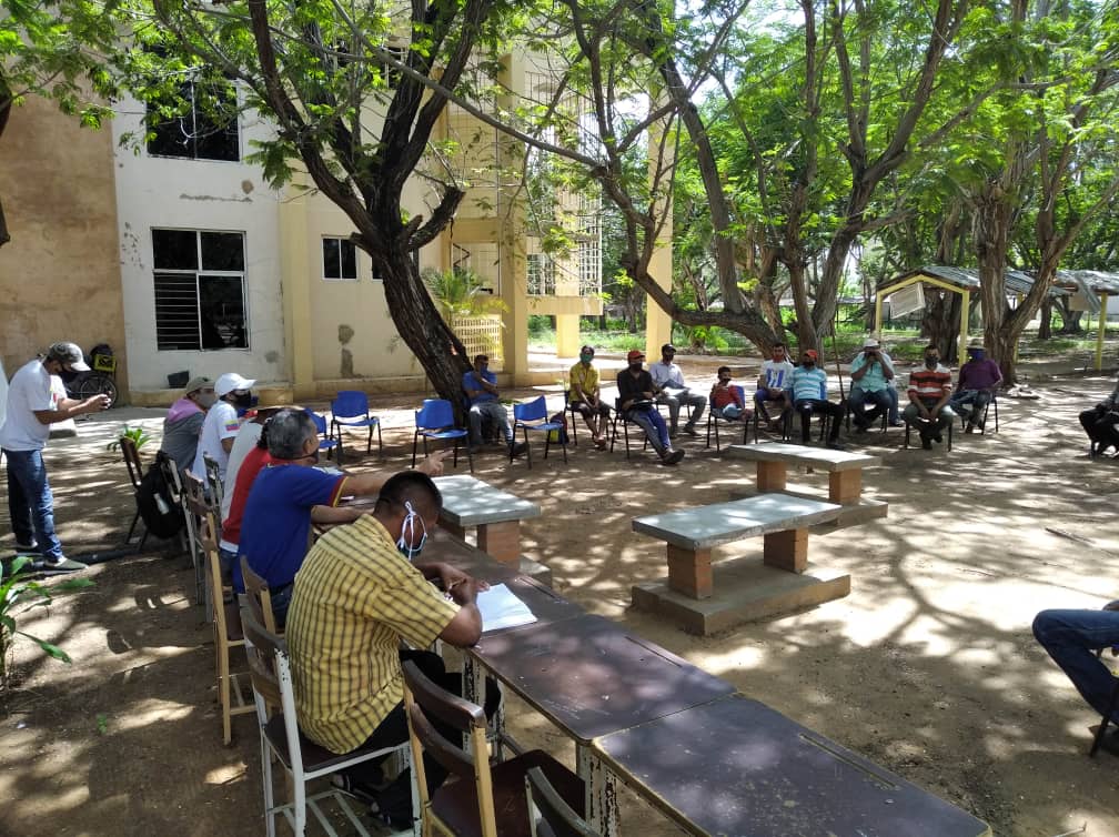 UBVEjeCaciqueM1's tweet photo. El Consejo Productivo de la Comunidad Agroecológica UBV Cacique Mara, es un espacio democrático, dialógico y participativo, para dirigir y planificar colectivamente los procesos socioproductivos que se ejecutan en nuestra sede. 🌱🌿🐝

Lee más en https://t.co/91c9ecyN2c https://t.co/EEW1Euskpp