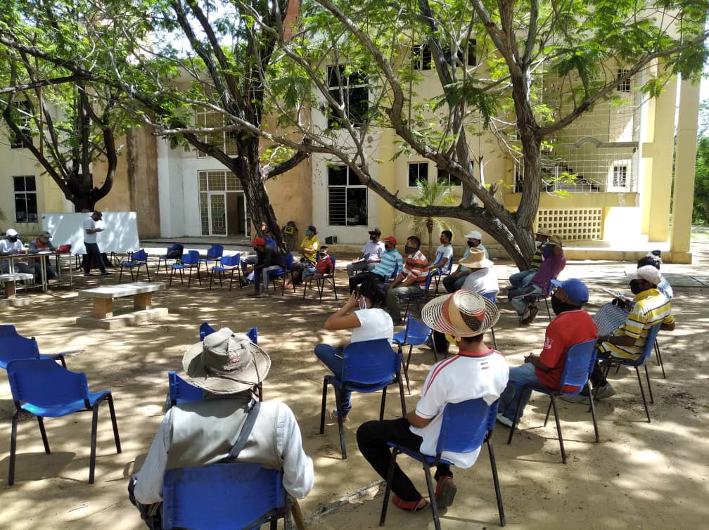 UBVEjeCaciqueM1's tweet photo. El Consejo Productivo de la Comunidad Agroecológica UBV Cacique Mara, es un espacio democrático, dialógico y participativo, para dirigir y planificar colectivamente los procesos socioproductivos que se ejecutan en nuestra sede. 🌱🌿🐝

Lee más en https://t.co/91c9ecyN2c https://t.co/EEW1Euskpp