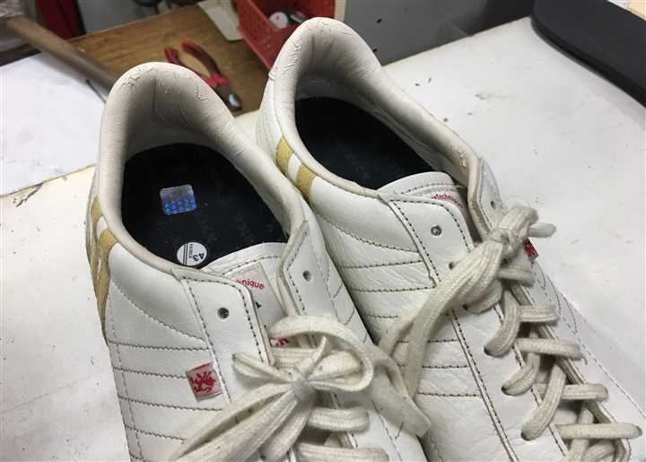 くつ修理なかじま パトリックのスニーカーのカカト内側修理です 合成素材が劣化してベロベロに浮いていましたので 革でカバーしています これで2足とも復活です お問い合わせはこちらからサイトへ T Co Ovcfnhp1uu T Co Stbtucz4ki