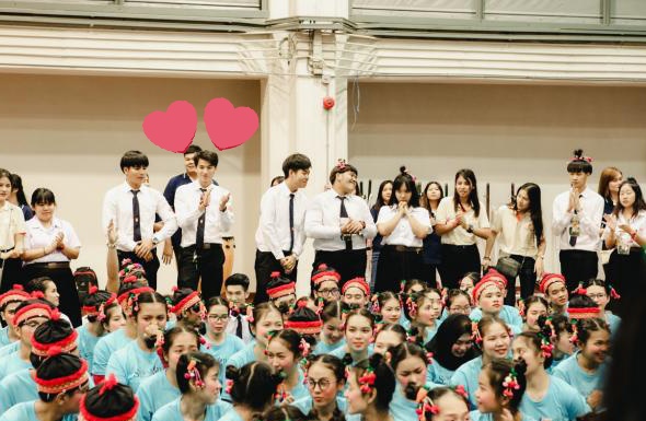 Terlibat diacara ospek,Jadi bahan gibahan maba..Kating ganteng juga kalem, katanya.."Kak gulf, boleh minta tanda tangannya?""Nyanyi dulu,""Oke .. ""Kak gulf boleh minta hati nya?""Bangun dulu .. """"Hehe canda, belajar dulu yang bener dek"