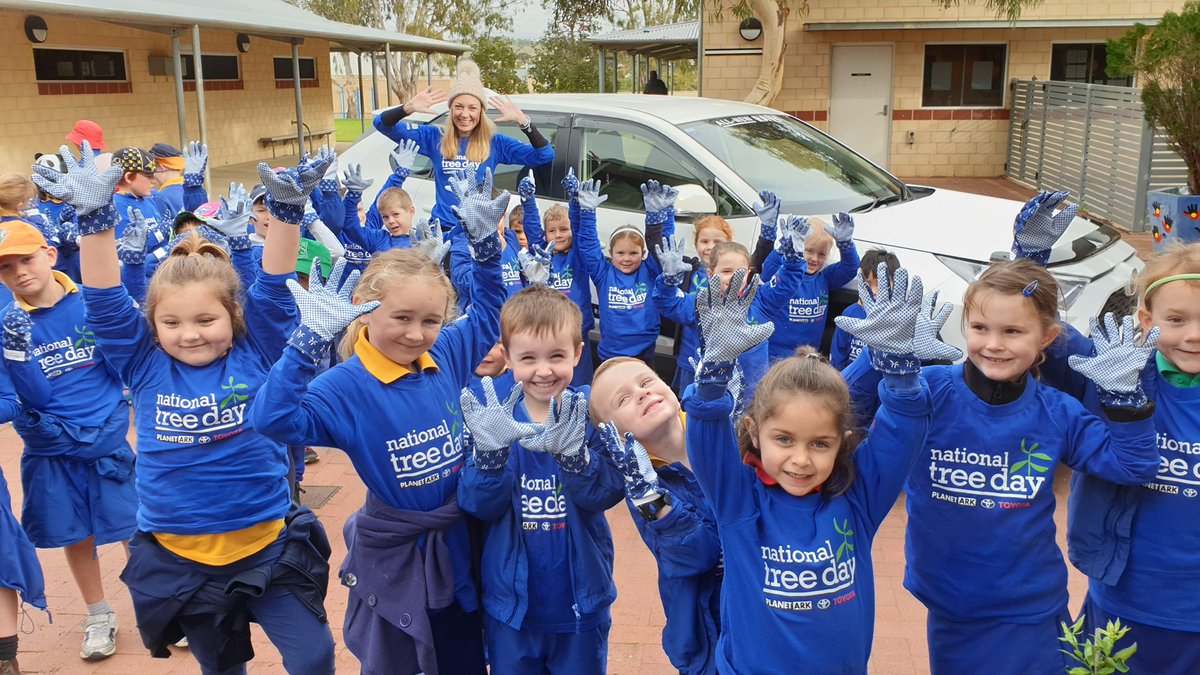 AvonToyota's tweet photo. #flashbackfriday Normally this time of the year we would be getting ready to celebrate #NationalTreeDay & #SchoolTreeDay. A few photos from our previous year's events where we've provided over 700 different trees.
@Toyota_Aus @nationaltreeday @planetark @MiaDaviesMLA https://t.co/2hULYWINrd