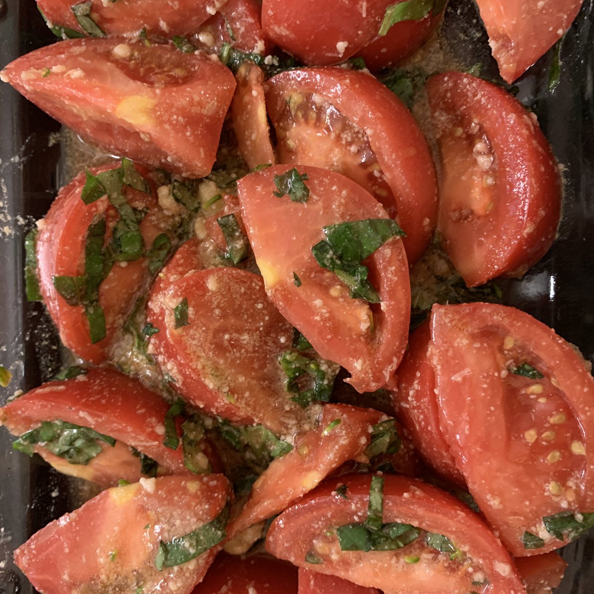 felicejeong's tweet photo. 구운토마토 너무너무 맛있다. 
토마토 썰어서 소금과 올리브유 바질, 그라나파다노 조금, 190도에서 1시간. 
뜨거우면 뜨거운대로 차가우면 차가운데로,, 샌드위치 속재료로 완벽쓰,,, https://t.co/N43pp5aaPM