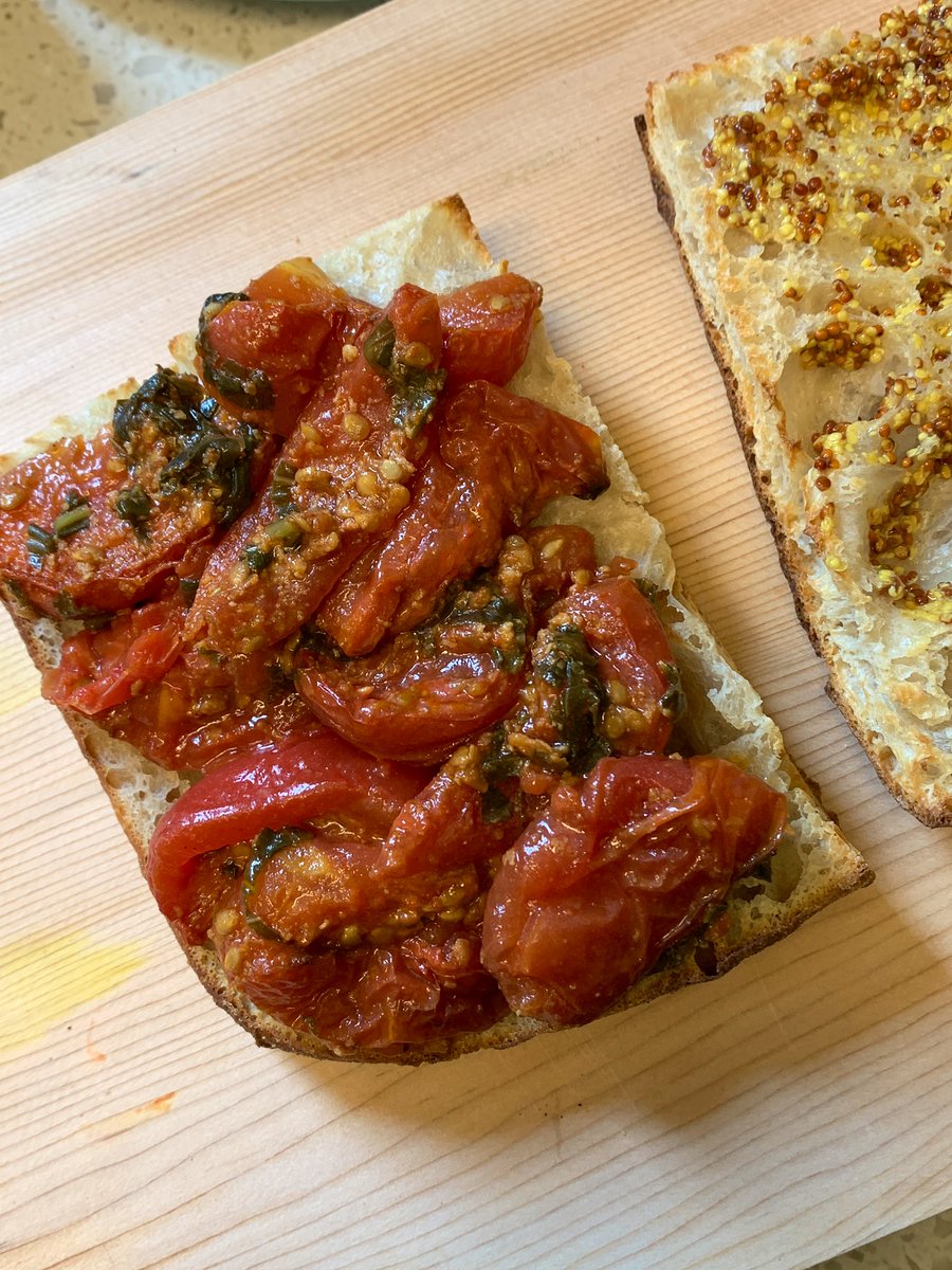 felicejeong's tweet photo. 구운토마토 너무너무 맛있다. 
토마토 썰어서 소금과 올리브유 바질, 그라나파다노 조금, 190도에서 1시간. 
뜨거우면 뜨거운대로 차가우면 차가운데로,, 샌드위치 속재료로 완벽쓰,,, https://t.co/N43pp5aaPM