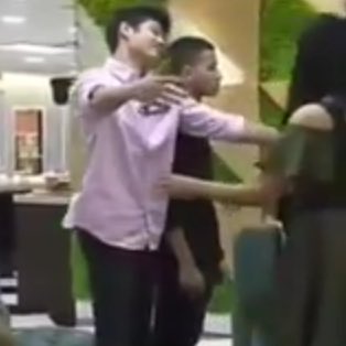 shadzbebs's tweet photo. Rhys sabi mo hindi ka nagpapayakap? Haha. Pero dito OPEN ARMS talaga? Haha..."Come to me Baby, you won't going home", mukha ka pang iniwan ng jowa ng walang paalam, haha

WeRHYS inStyle https://t.co/K7N2aOQtu1