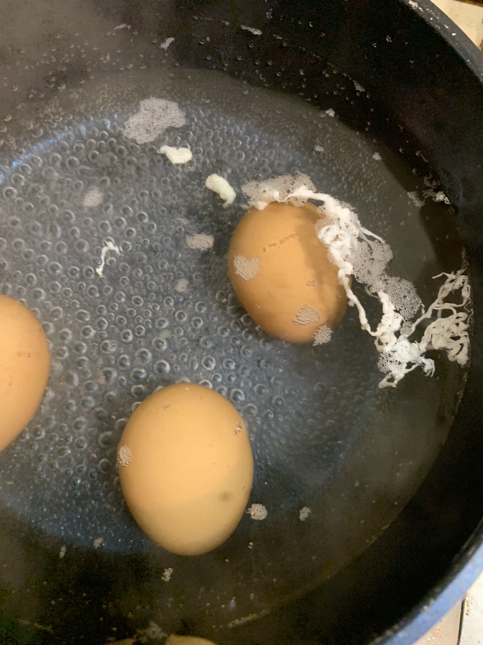 ふしさん ゆで卵茹でる時に針で穴を開けると割れにくくなるって聞いて試したら穴から白身が糸みたいに漏れてきたのですが