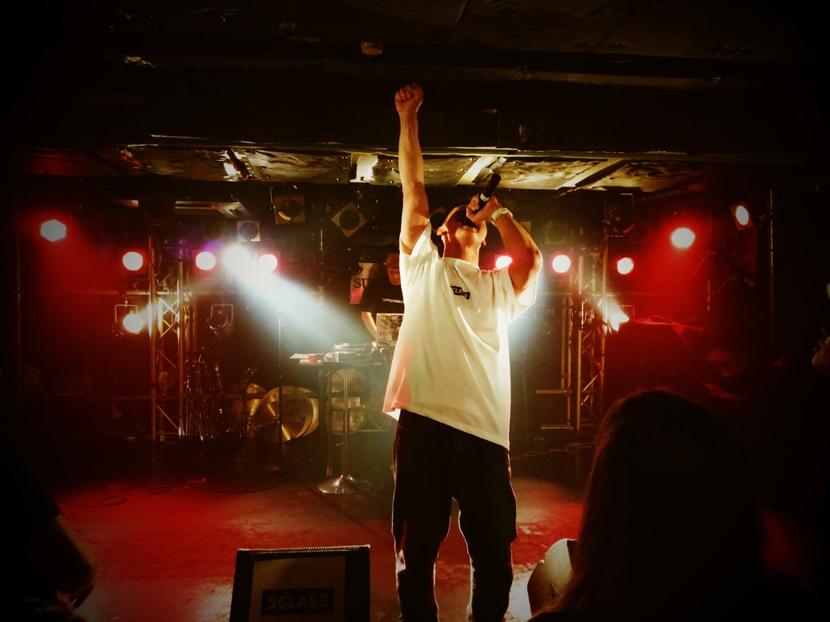 KurorunNekosoul's tweet photo. いよいよ明日 7/25
配信開始!!
東京下町をレペゼンする
熱きラッパー!
#はなび さんの最新曲!
“ カクゴ ”
Prod by #呼煙魔
Scratched by #DJSION
ジャケットデザインは
NekosouLが描かせて頂きました!
もうソワソワが止まらないぜ!
是非チェックして下さい!
#ラップCD買おうぜ https://t.co/T6beohr6Uh