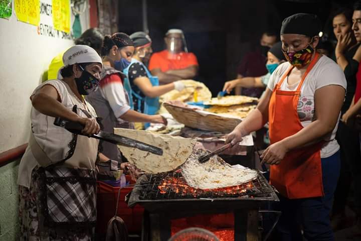 GeraldinePonceM's tweet photo. 👏🏻👏🏻👏🏻 Un platillo mexicano es reconocido como el mejor de Latinoamérica en su tipo.

La Tlayuda es la mejor "Street Food" o comida callejera, por votos de los mismos latinos.

Felicidades a México y en especial a los Oaxaqueños. 

¿La conocen? https://t.co/UO8YaK75Gr