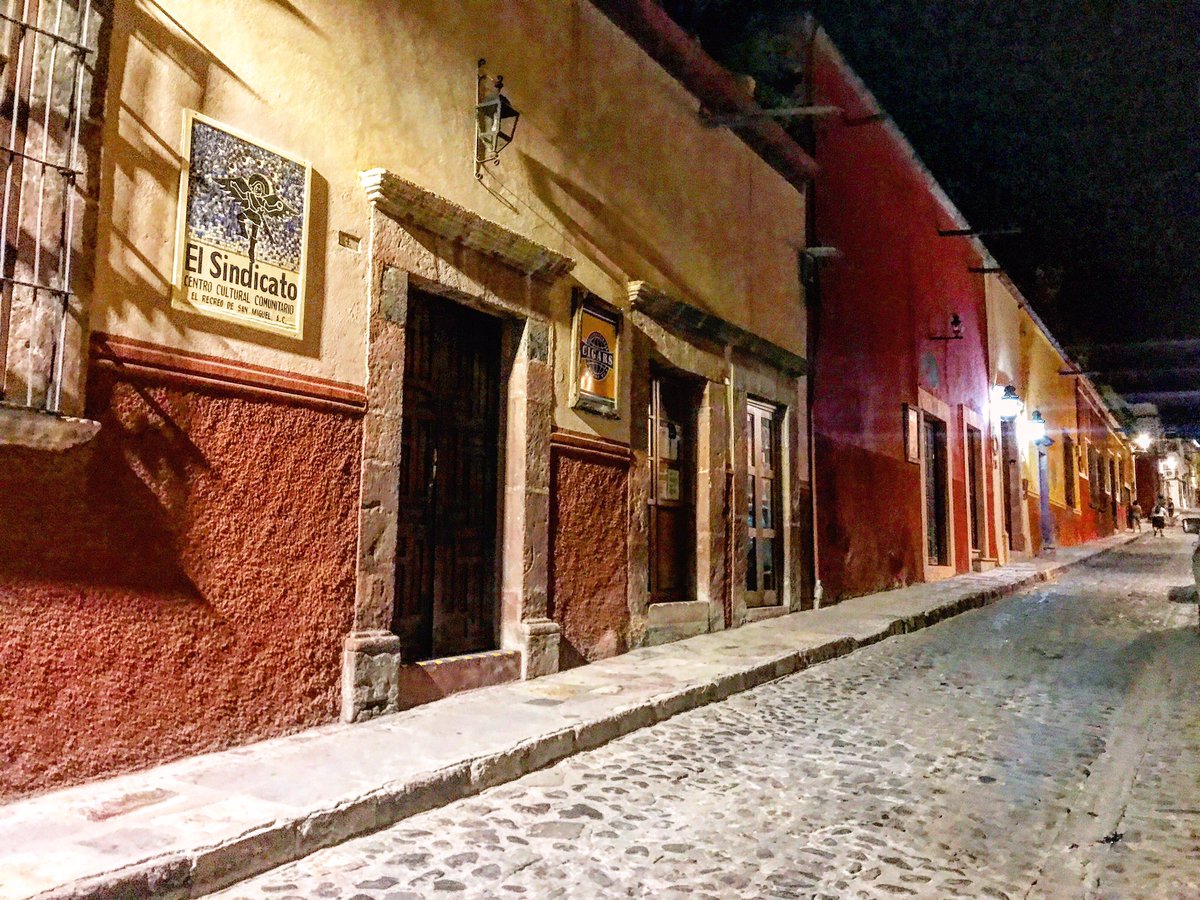 NewsSanmiguel's tweet photo. #BuenasNoches  desde San Miguel de Allende, que tengas un enorme y merecido descanso

#SanMigueldeAllende https://t.co/aWOQ8WRjMO