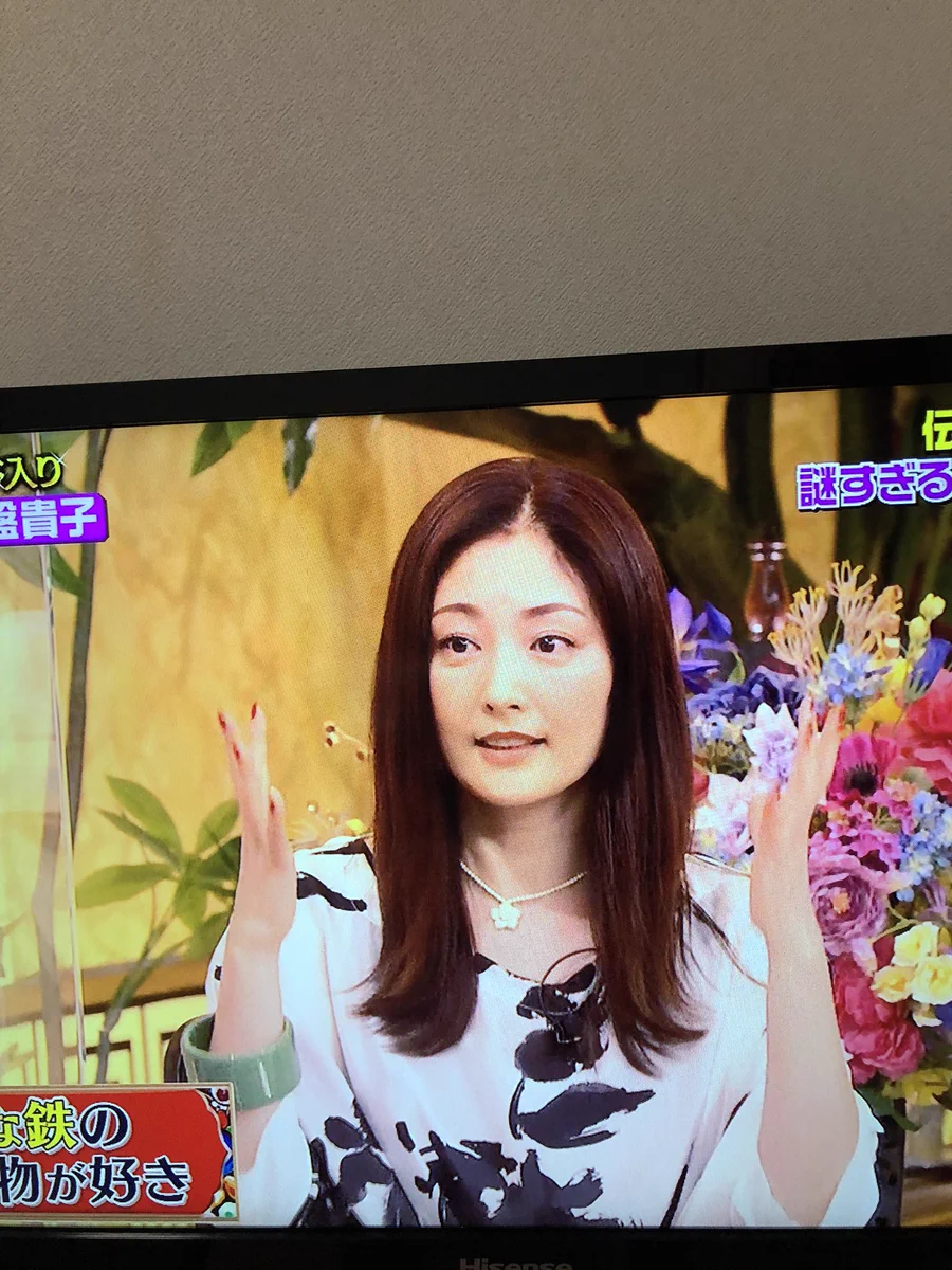 女優の常盤貴子さん、テレビ番組に養生テープを付けて出演ｗｗｗ