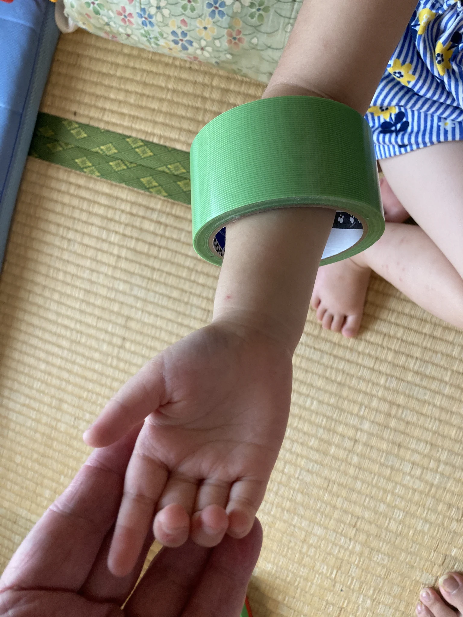 女優の常盤貴子さん、テレビ番組に養生テープを付けて出演ｗｗｗ