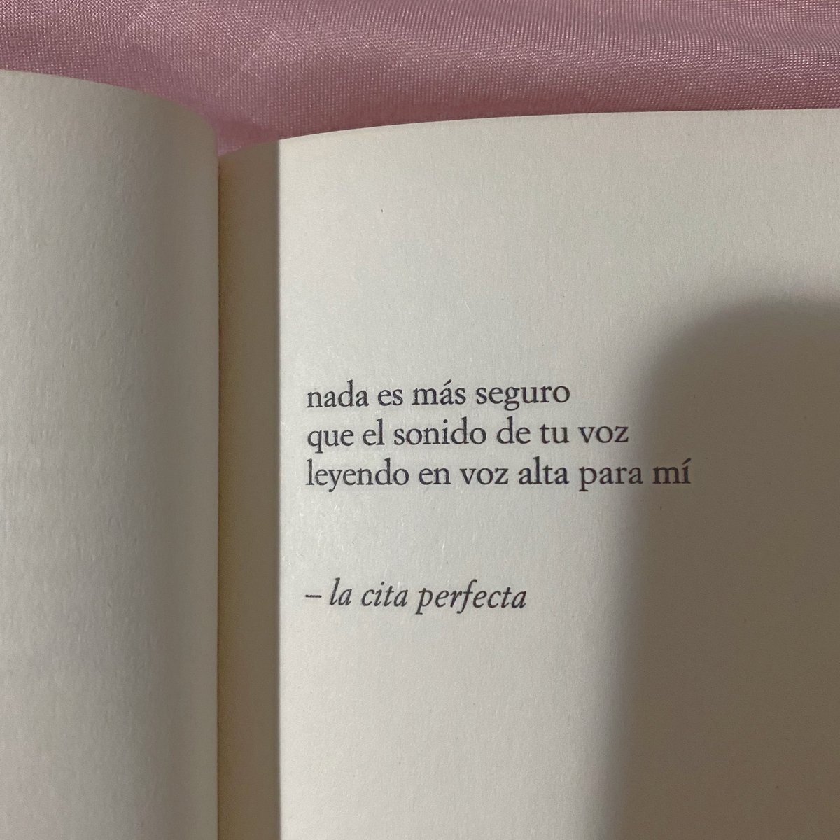 Cementedelibros's tweet photo. “nada es más seguro 
que el sonido de tu voz 
leyendo en voz alta para mi.”
Libro: otras maneras de usar la boca 
Autor: Rupi Kaur
#cementeriodelibros https://t.co/YUDBxtQuzu