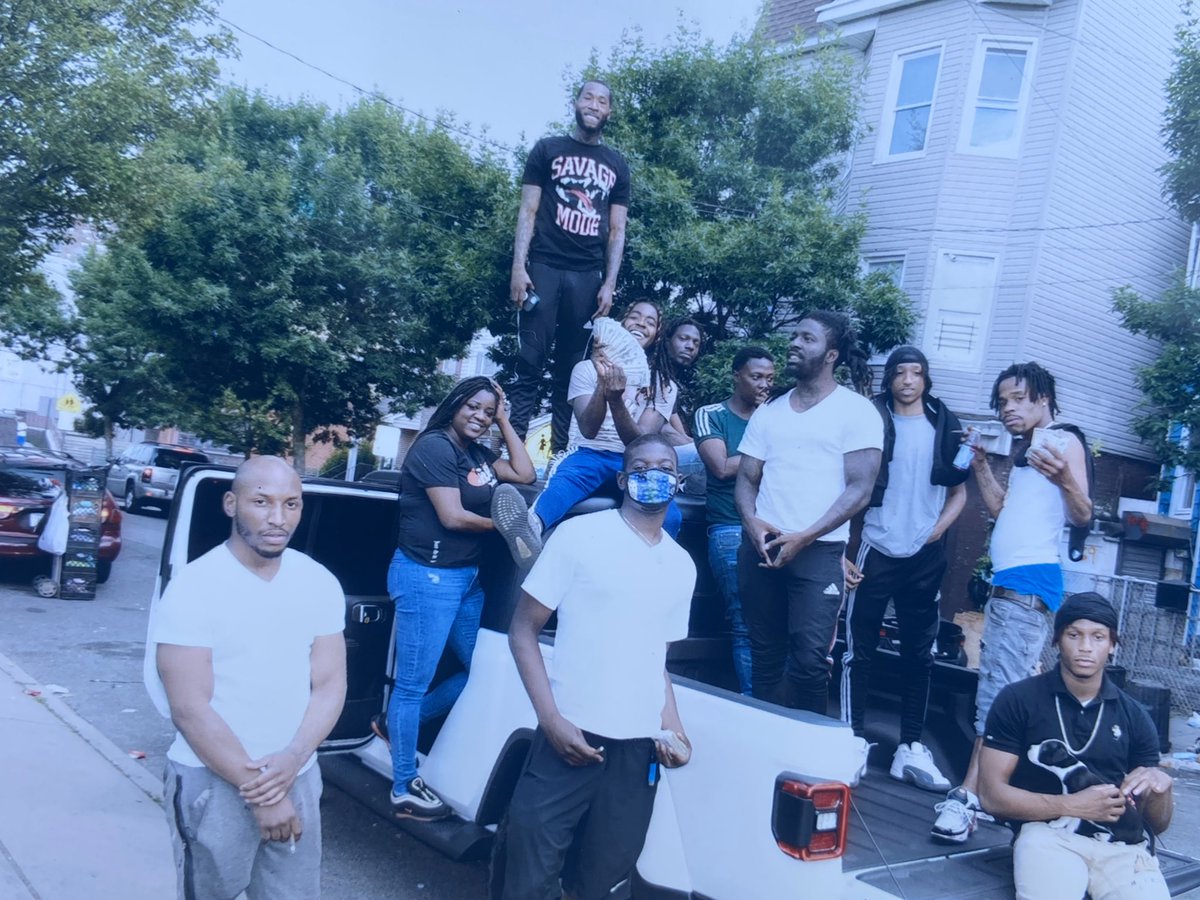 free3banger's tweet photo. If A Nigga Talking Bout Killing Me , Gotta Deal With My Brothers https://t.co/7r3NvXFWHz