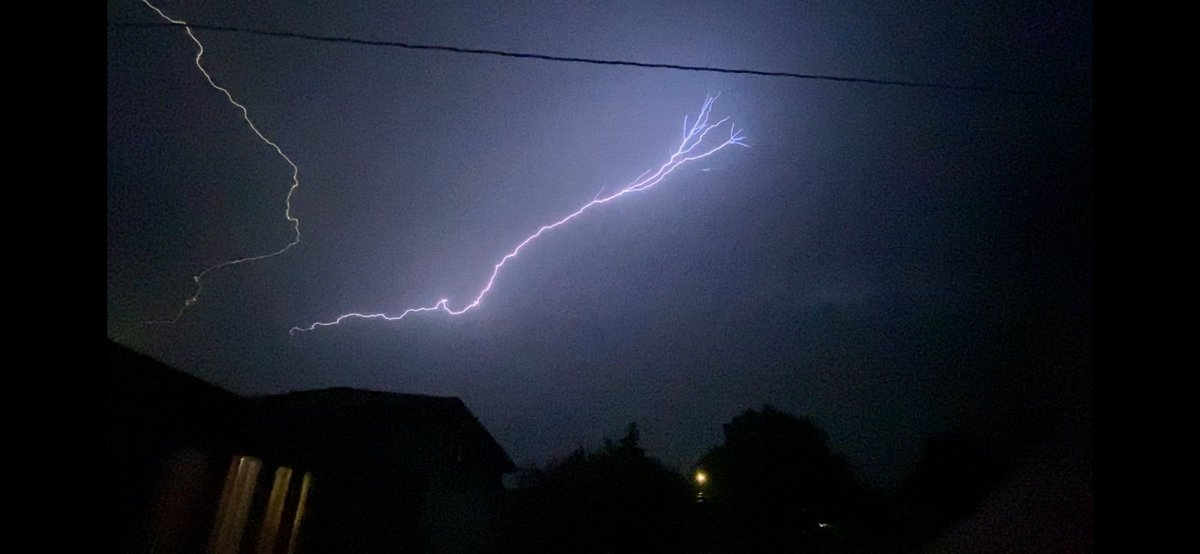 MattB7's tweet photo. @ryanhanrahan some of the lightning in Meriden tonight... https://t.co/q9TsLrms2B