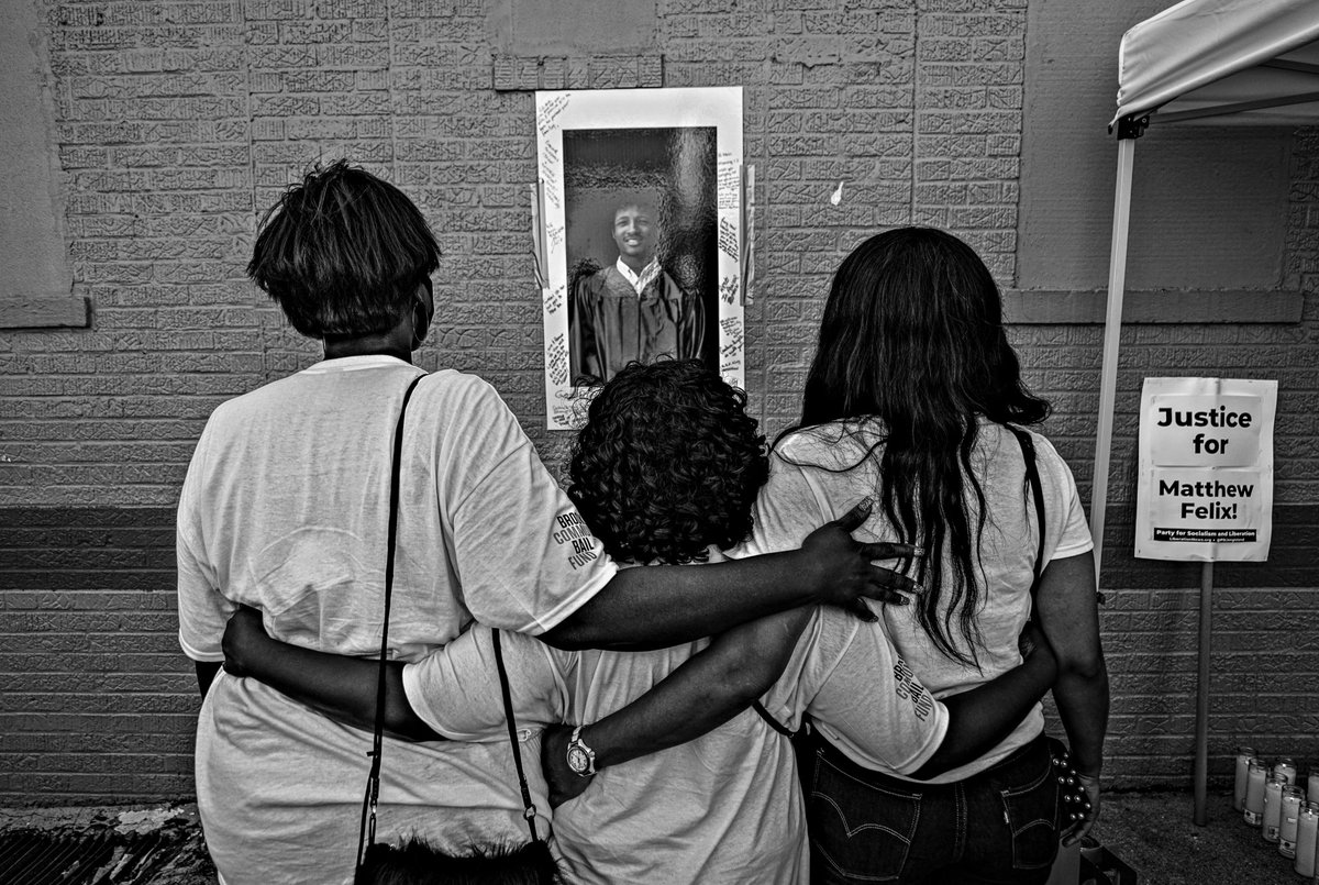 Dean_Moses's tweet photo. Mothers of those lost from #policebrutality and #gunviolence embrace as they look upon Matthew Felix, who was killed by Nassau County Poilce Department
#BlackLivesMatter #BLM #vigil #nojusticenopeace #matthewfelix #protest #blacksonsmatter #motherhood #icantbreathe #Queens https://t.co/WIdUSm1JhJ