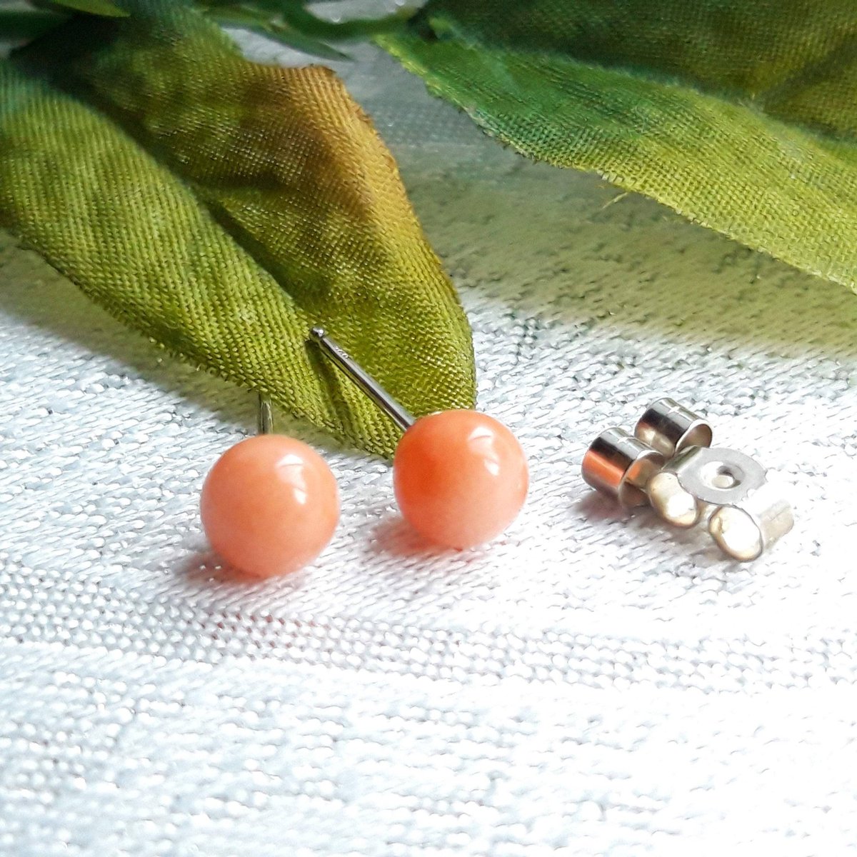 Such a pretty colour. Sterling Silver Coral Round Ball Stud Earrings etsy.me/2OSmz9P #etsy #giftideas #earrings #coral #coralearrings #earlybiz