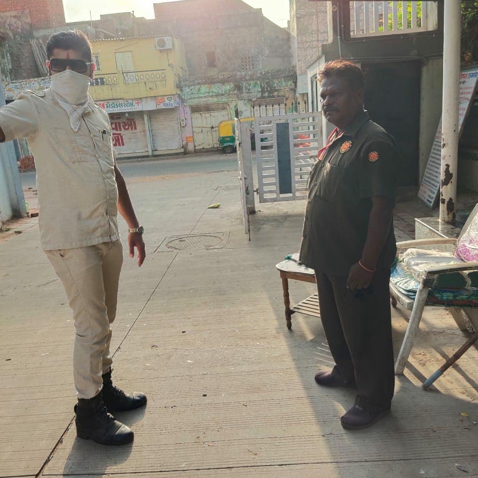 RedFoxProtecti1's tweet photo. दिनांक 23-07-2020 से एक नया पर्मेनांट प्वाइंट शुरू हुआ है । अब से सायेशपुर में आर्य कृष्ण में दिन और रात की दोनों डयूटी रेड फोक्स प्रोटेक्शन के सिक्युरिटी मार्शल्स के हाथो में रहेगी । दोनों शिफ्ट के जवानों को ट्रेनिंग और ब्रीफिंग करदी गई है
https://t.co/Fj9Zetz8Xa
#top_security https://t.co/JqkD0epZE5