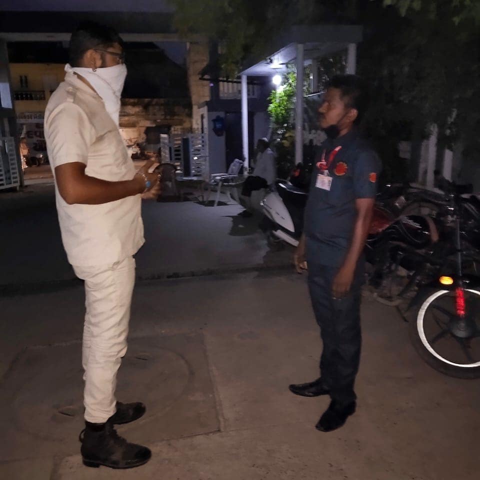 RedFoxProtecti1's tweet photo. दिनांक 23-07-2020 से एक नया पर्मेनांट प्वाइंट शुरू हुआ है । अब से सायेशपुर में आर्य कृष्ण में दिन और रात की दोनों डयूटी रेड फोक्स प्रोटेक्शन के सिक्युरिटी मार्शल्स के हाथो में रहेगी । दोनों शिफ्ट के जवानों को ट्रेनिंग और ब्रीफिंग करदी गई है
https://t.co/Fj9Zetz8Xa
#top_security https://t.co/JqkD0epZE5