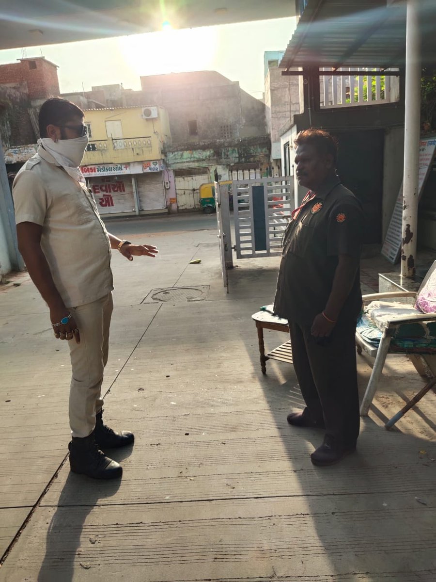 RedFoxProtecti1's tweet photo. दिनांक 23-07-2020 से एक नया पर्मेनांट प्वाइंट शुरू हुआ है । अब से सायेशपुर में आर्य कृष्ण में दिन और रात की दोनों डयूटी रेड फोक्स प्रोटेक्शन के सिक्युरिटी मार्शल्स के हाथो में रहेगी । दोनों शिफ्ट के जवानों को ट्रेनिंग और ब्रीफिंग करदी गई है
https://t.co/Fj9Zetz8Xa
#top_security https://t.co/JqkD0epZE5