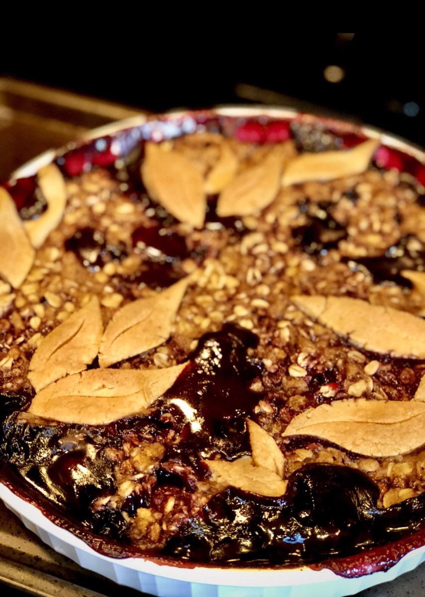 Liisabelle's tweet photo. Summer Berry #RumbleCrisp.
A bit #Orly juicy, and zero skill dough shaping... but it’s delicious. (I’m thinkin..a la mode)
#berrycrisp #glutenfree #baking #MightyNein #slayerscake https://t.co/VOpJGYdz6b