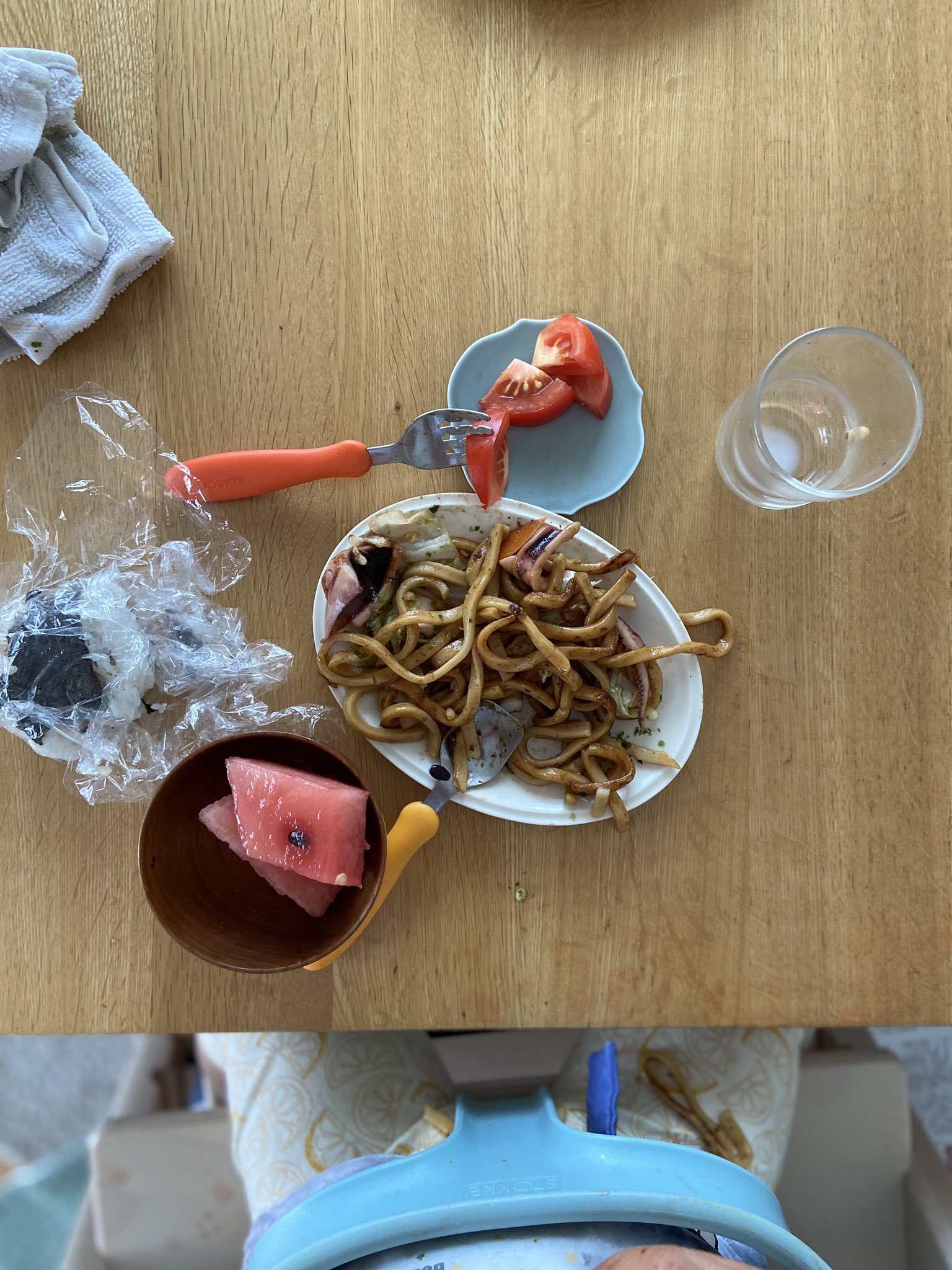 本田 よう一 3歳育児中 息子さん昼ごはん いかとキャベツの焼きうどん トマトの酢醤油がけ スイカ 牛乳 うどんは食べず いか少々 牛乳2杯と妻のおにぎりを奪い半分 スイカは3回おかわり 空前絶後のスイカブーム到来 スイカ後は即シャワー決定