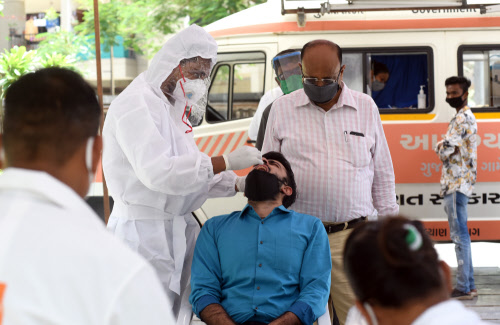 timesofindia's tweet photo. Highest single-day spike of 49,310 cases and 740 deaths reported in India in the last 24 hours. 

#IndiaFightsCorona #CoronavirusOutbreak Live updates: https://t.co/gFHd9FhGYo https://t.co/env8dM6mN5