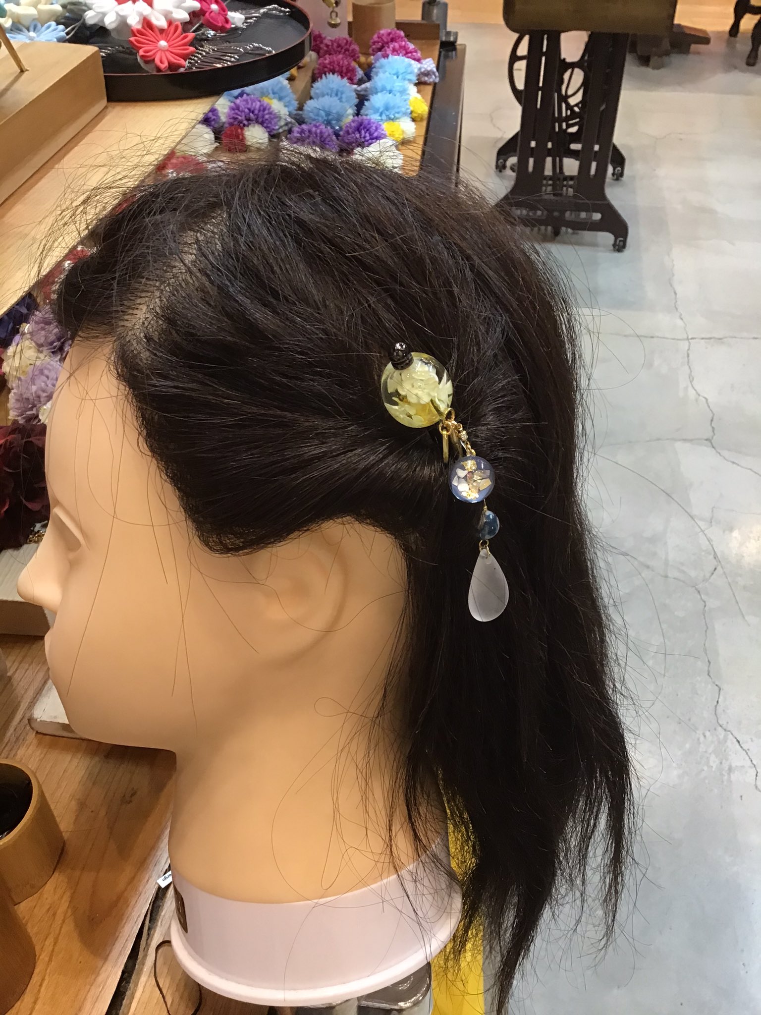 Wargo店舗販売スタッフ スカイツリーかんざし屋 こんにちは にしざわです 新作のご紹介です シーグラス一本簪 シンプルなデザインなので耳横につけてイヤリング代わりにしても可愛いです やり方は耳横でゴムをくるりんぱするだけなので