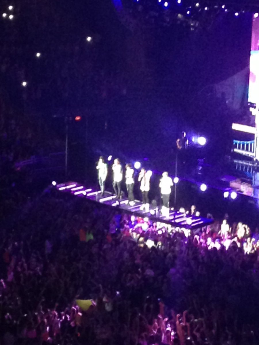 bananasforarms's tweet image. A little late, but I wanted to post about One Direction’s 10th anniversary! My best friend Emily and I went to a concert on the “Take Me Home” tour in 2013 and it was a blast! I will always remember my time as a 1D fan girl. Thanks for the memories! #TenYearsOfOneDirection