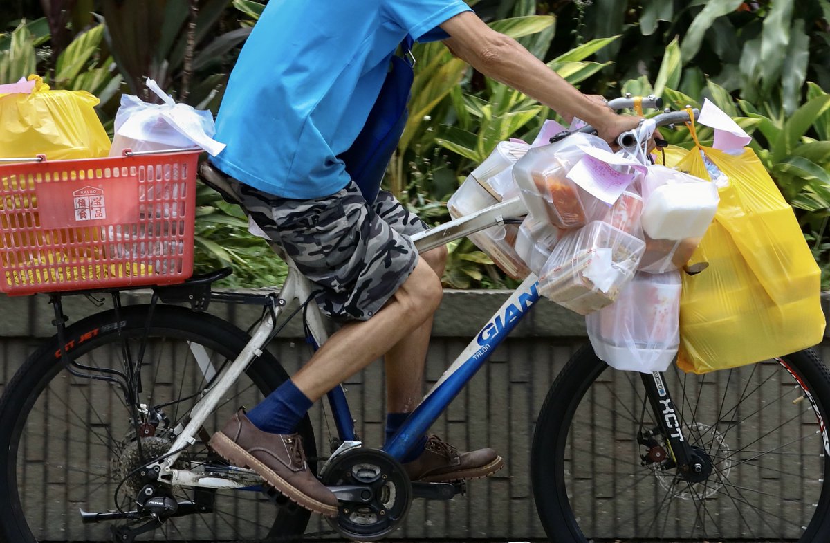 ThePointTaken's tweet photo. #VisualHK: 🍱 Eating outside has been the new normal in #HongKong since the SAR government banned dining at restaurants from 6 pm to 5 am as part of a move to contain the spread of #COVID_19 cases. (📷Calvin Ng / China Daily) https://t.co/EumgwbOv2h