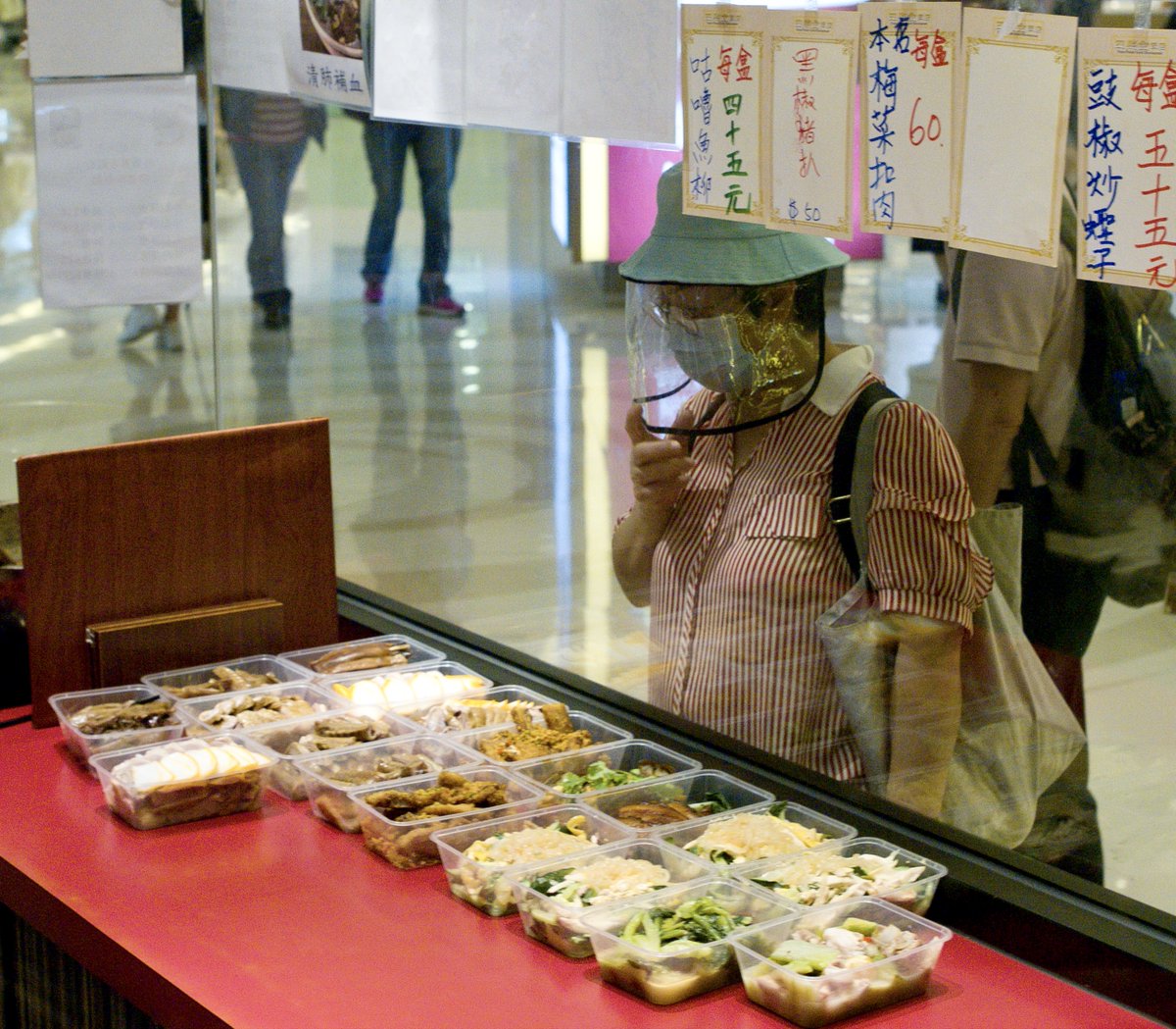ThePointTaken's tweet photo. #VisualHK: 🍱 Eating outside has been the new normal in #HongKong since the SAR government banned dining at restaurants from 6 pm to 5 am as part of a move to contain the spread of #COVID_19 cases. (📷Calvin Ng / China Daily) https://t.co/EumgwbOv2h