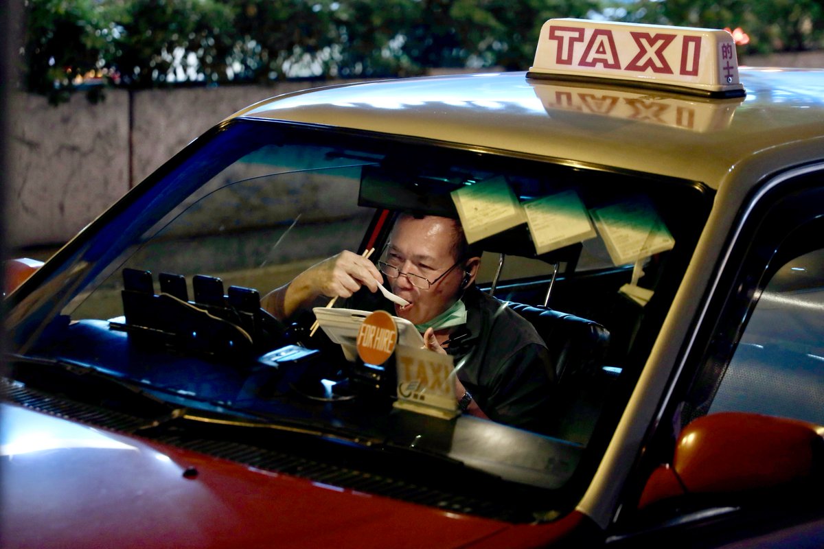 ThePointTaken's tweet photo. #VisualHK: 🍱 Eating outside has been the new normal in #HongKong since the SAR government banned dining at restaurants from 6 pm to 5 am as part of a move to contain the spread of #COVID_19 cases. (📷Calvin Ng / China Daily) https://t.co/EumgwbOv2h