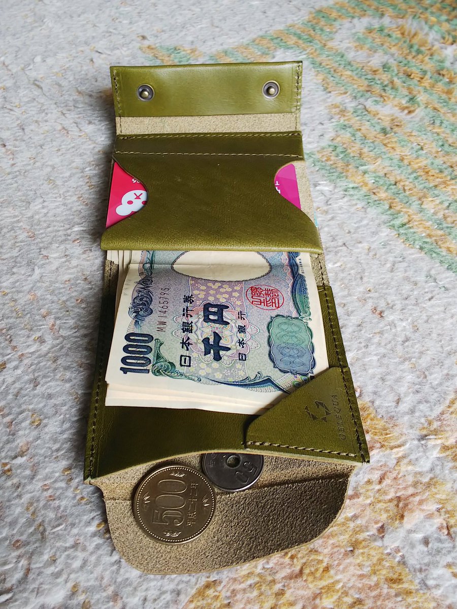 Cesarlux633's tweet photo. コンパクトに使える財布を探していた所、ベストな感じの財布をゲット! カラーはラッキーカラーのグリーンをチョイス。サイズ感は望んでいた通り。革の匂いも良く、見た目の経年変化も楽しめそう。良い買い物が出来て満足。
#excash https://t.co/KMFBPMO4Xv