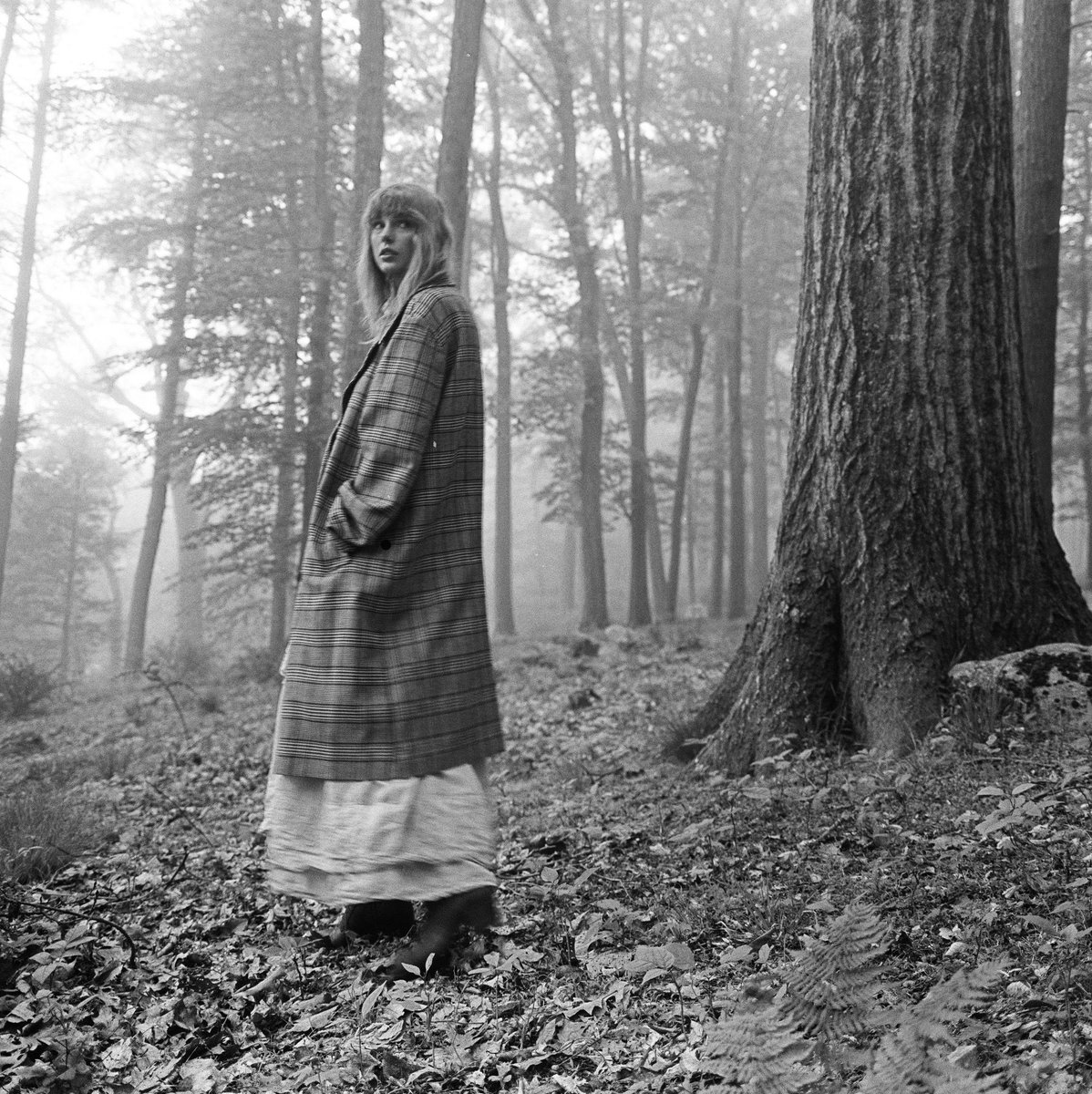 TSwiftNZ's tweet photo. 📷 | New photos of Taylor Swift for #folklore https://t.co/fxZwyOhs4Q