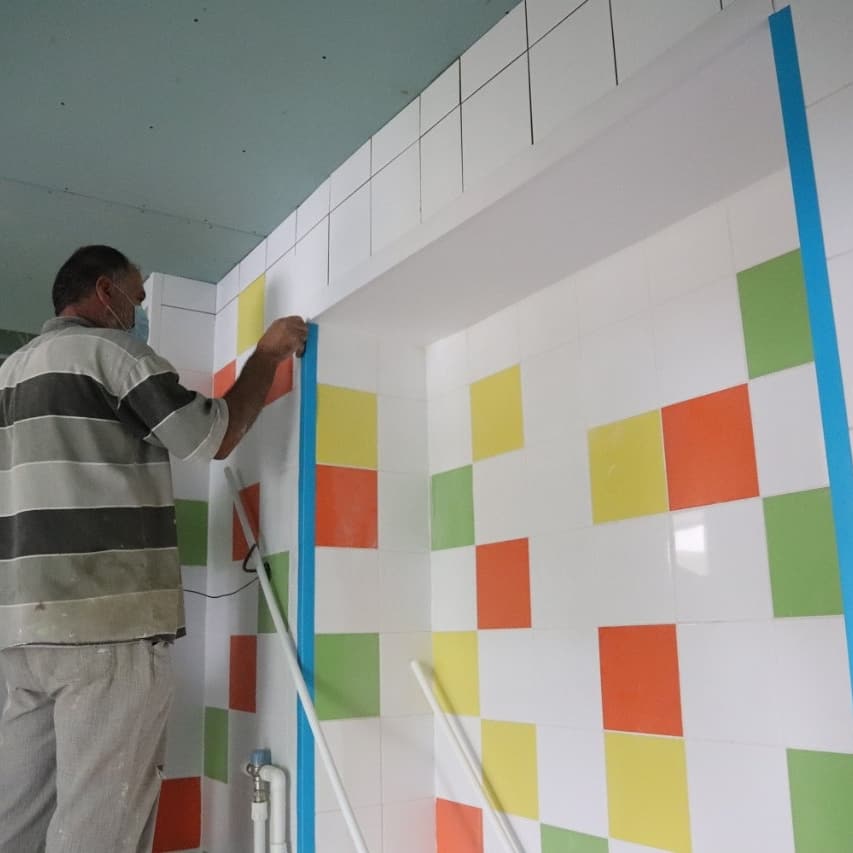 В средней школе N65 будут открыты две группы детского сада для детей.Это позволит решить ряд проблем: сократить очередь в детский сад и дать возможность родителям пораньше выйти на работу.Как член совета директоров совместно Е.В. Арешиной посмотрели ход выполнения ремонтных работ