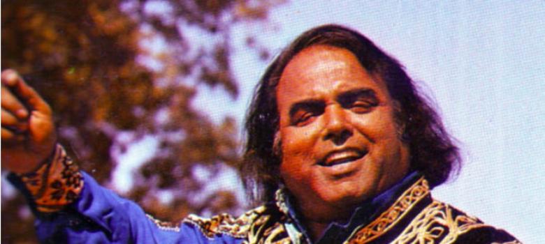 It was none other than Alam Lohar, the undisputed king of Punjabi folkUpbeat on the novel musical instrument "Chimta" as if Lohar and Chimta were made for each otherThe iconic singer who gave new life to Punjabi folk renditions of Vaar or Qissa