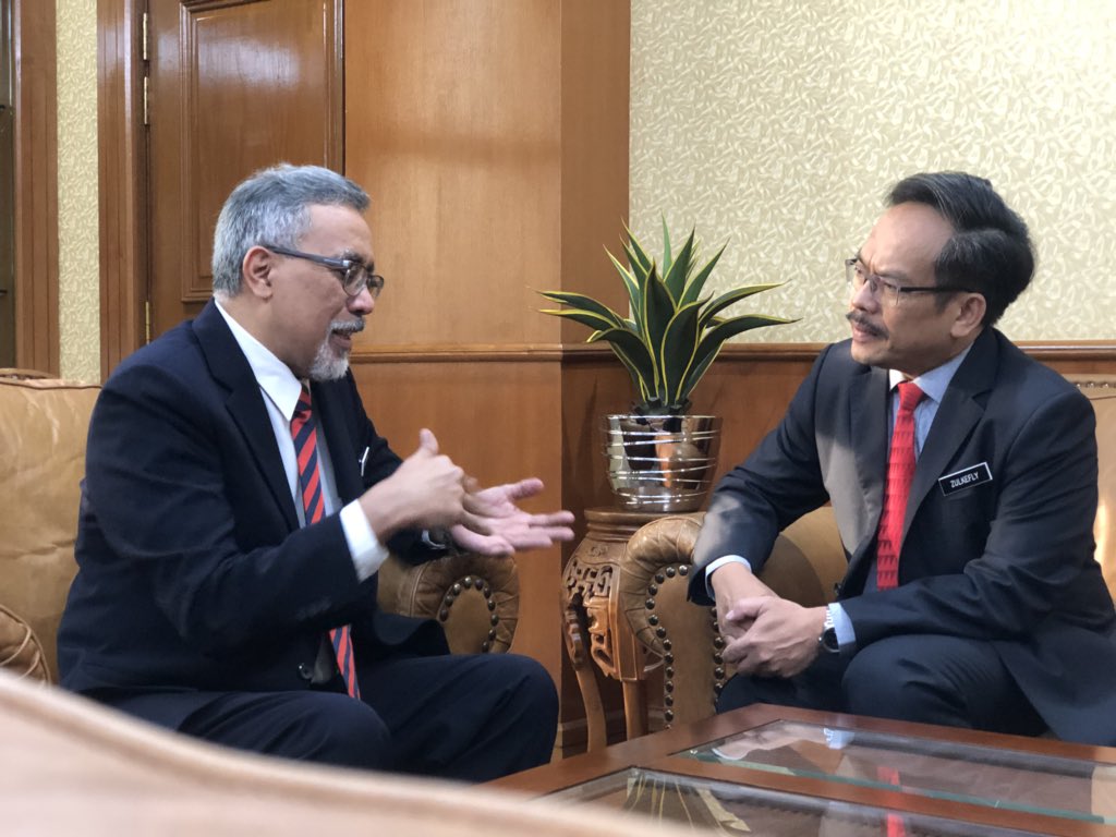 EzryIr's tweet photo. 24.7.2020|Sesi Kunjungan Hormat YBhg.Dato’ @IrZulkefly KPKR ke Pejabat KSU @MOWorks 

Sekalung penghargaan kpd YBhg. Dato’ Dr. Syed Omar Sharifuddin b.Syed Ikhsan @KsuMoworks atas perkongsian pengalaman &amp; idea yg bernas dlm mengurus tadbir Jabatan dgn cemerlang

جاس كڤد رعيت https://t.co/nT1T4Wmj8P