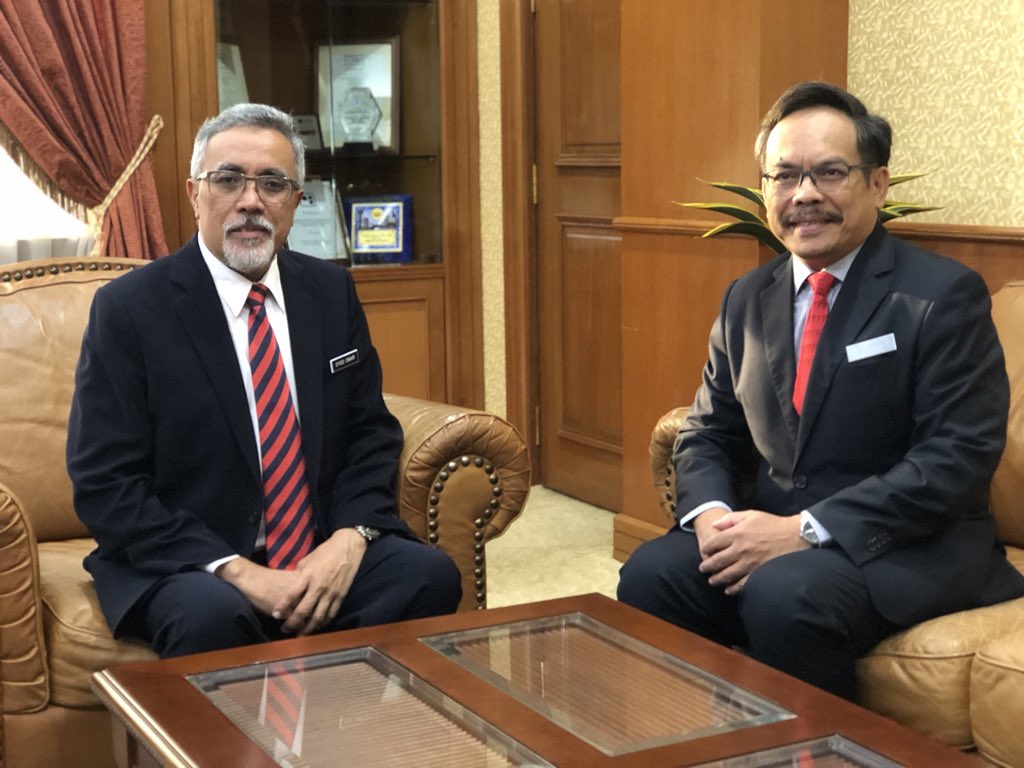 EzryIr's tweet photo. 24.7.2020|Sesi Kunjungan Hormat YBhg.Dato’ @IrZulkefly KPKR ke Pejabat KSU @MOWorks 

Sekalung penghargaan kpd YBhg. Dato’ Dr. Syed Omar Sharifuddin b.Syed Ikhsan @KsuMoworks atas perkongsian pengalaman &amp; idea yg bernas dlm mengurus tadbir Jabatan dgn cemerlang

جاس كڤد رعيت https://t.co/nT1T4Wmj8P