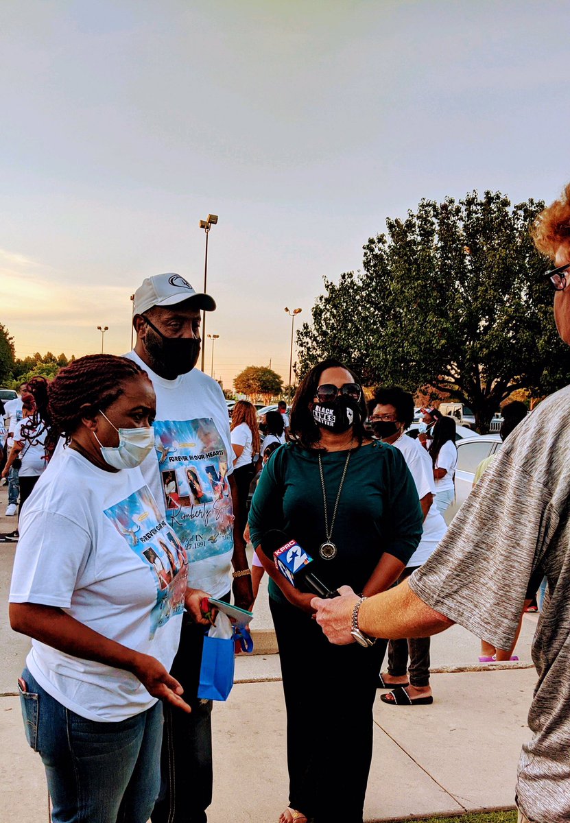 CarvanaforTexas's tweet photo. Tonight we honored the life of Kimberly Robinson who was murdered by her ex-boyfriend last week. Domestic violence is REAL. Domestic violence KILlS. If you see something say something. If you need help call or text (346) 304-8750! #nomoreabuse #NODV #BLM #CountonCloud #TES https://t.co/wGmGIiJqg7