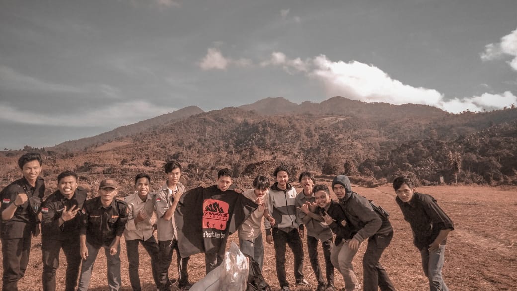 albabjannatul's tweet photo. Iya sih.......

Emas itu lebih berharga dari pada kayu, tetapi saat tenggelam maka kayu lah yang akan kita pegang dan emas pun kita buang.

Maka jangan anggap remeh seseorang pun walaupun ia tak punya apa-apa, karana kita tidak pernah tau kedepannya seperti apa.

#baab #DariKu https://t.co/8lI9dL4QL3