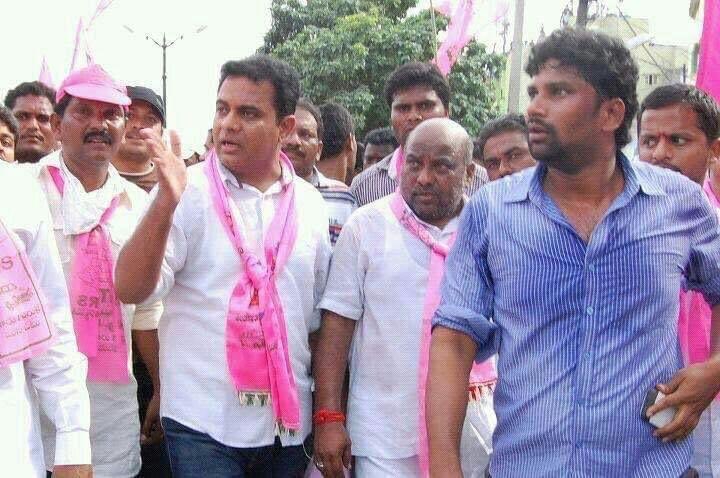 balkasumantrs's tweet photo. పేదింటికి చిరునవ్వు..!
నేతన్న కంటిచూపు..!
భాగ్యనగరం బాద్షా..!!
ఐటీ సూటేసిన..!
రాజనీతి రాకెట్టు..!!
అదరక బెదరక విశ్వవేదికలపై
తెలంగాణ వాడిని వేడిని చాటిన 
ఉద్యమసేనాని..!!
తండ్రికి తగ్గ తనయుడు..!
సిరిసిల్ల శ్రీమంతుడు..!
అన్న కల్వకుంట్ల తారకరాముడికి జన్మదిన శుభాకాంక్షలు..!! @KTRTRS https://t.co/UPlDpKS7dF